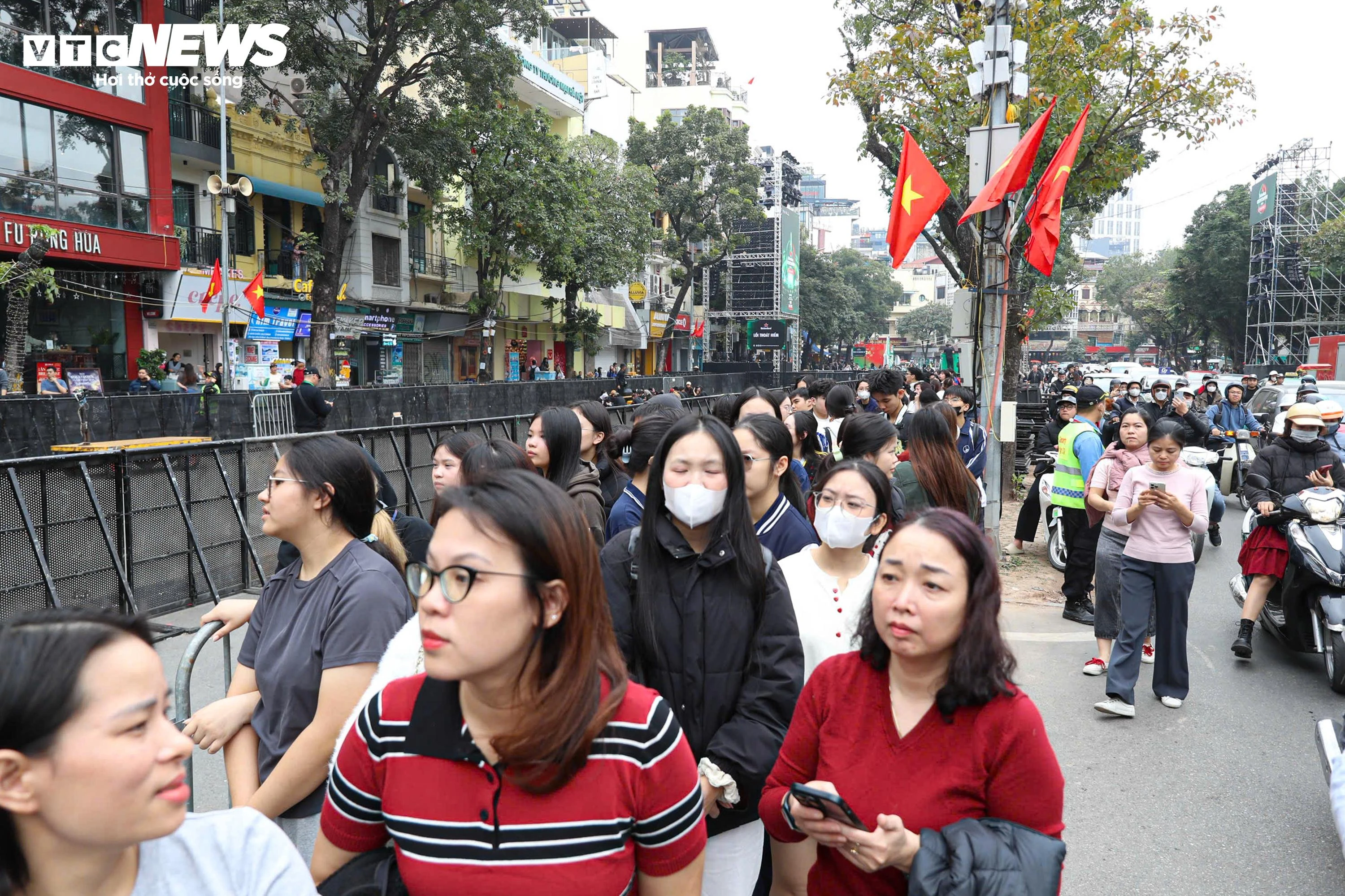Giới trẻ Hà Nội trải bạt, xếp hàng từ trưa chờ khoảnh khắc countdown 2026 - 5