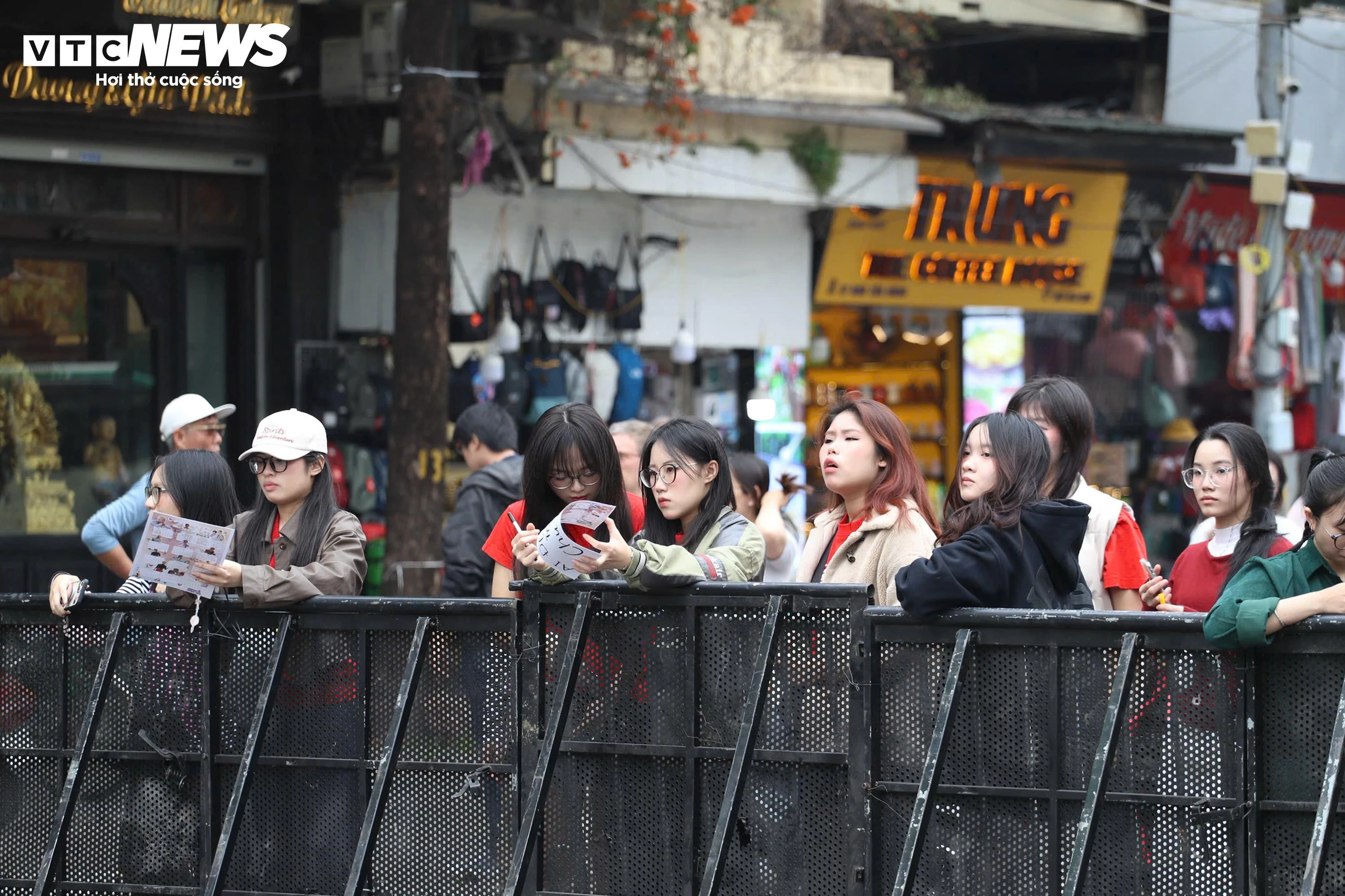 Giới trẻ Hà Nội trải bạt, xếp hàng từ trưa chờ khoảnh khắc countdown 2026 - 4