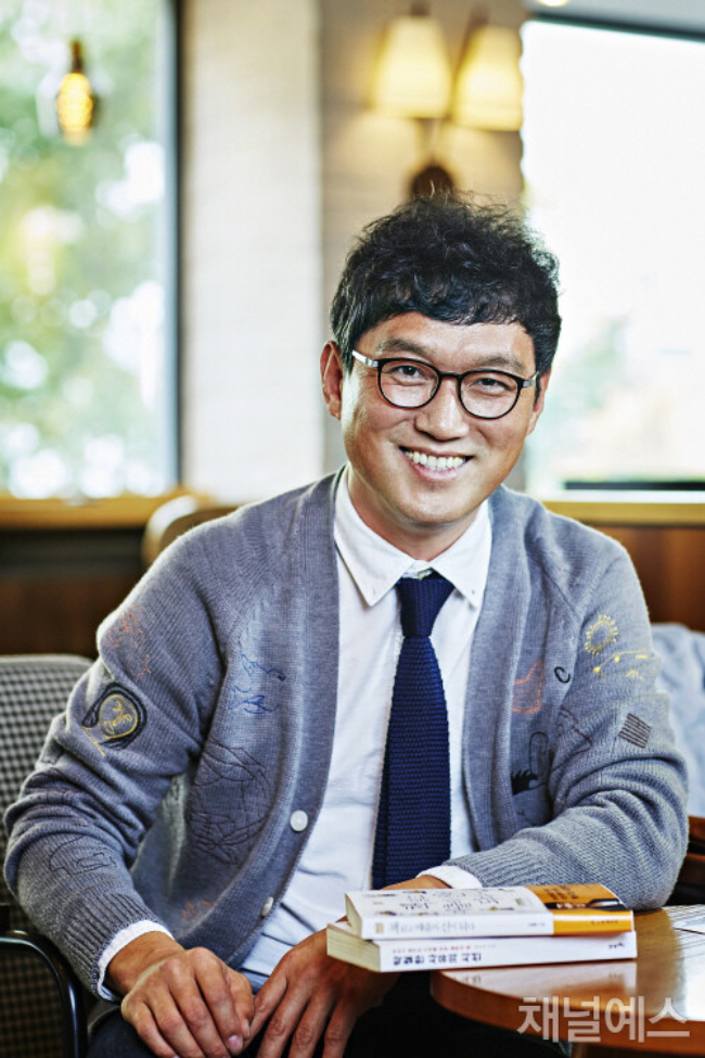 Xe chở nam diễn viên lao đầu vào gầm xe tải với tốc độ 200km/h, bị xé toạc nóc- Ảnh 4.