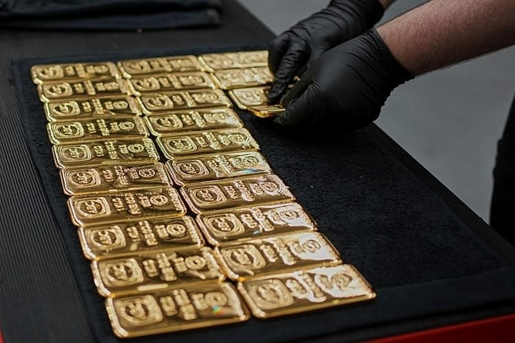 Không chỉ Việt Nam, dân nước láng giềng cũng vẫn xếp hàng mua vàng ngày giá lao dốc: Người đợi 6 tiếng mới đến lượt, người ra về tay không vì hết hàng- Ảnh 1.