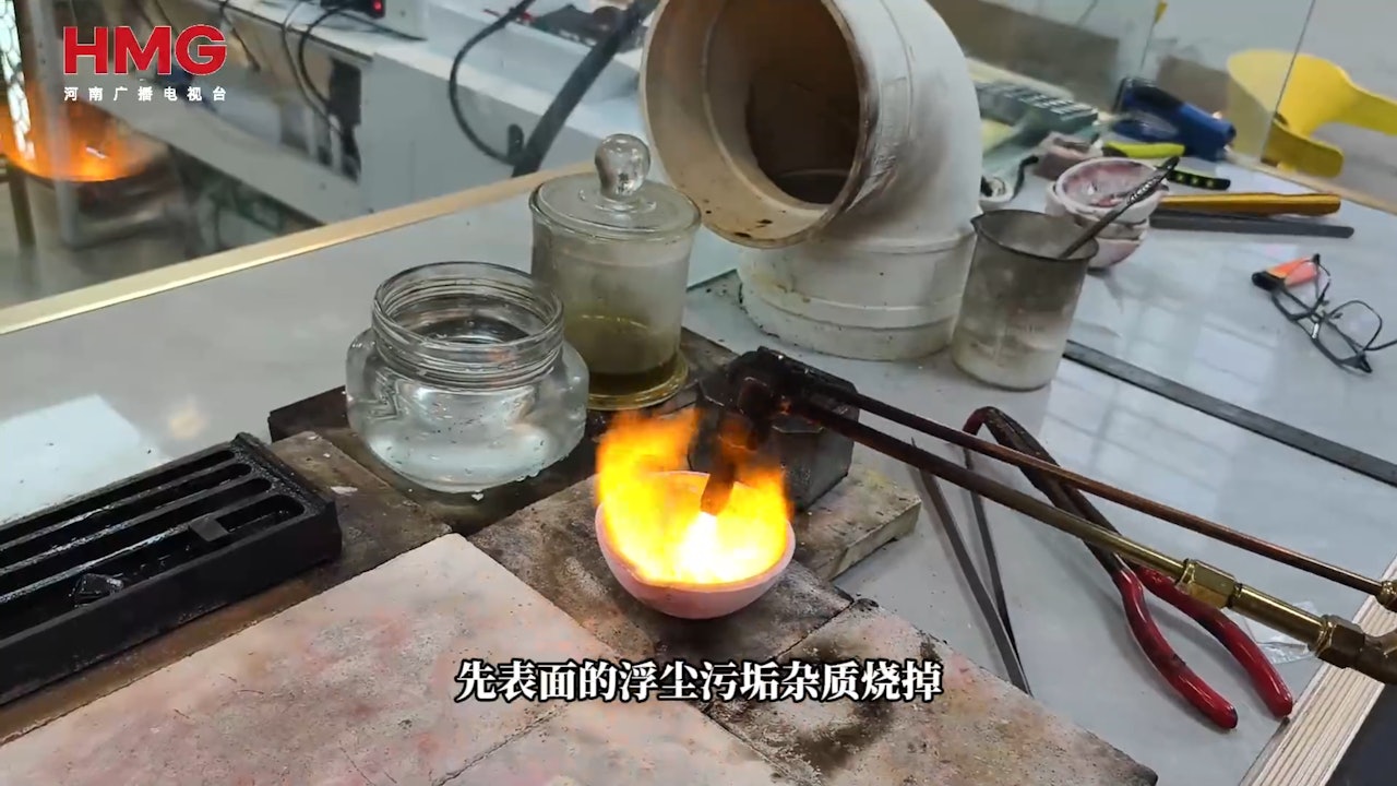 Cô gái mang 2 chiếc nhẫn vàng ròng đi chế tác lại, sau khi nung chảy chúng lại biến thành màu trắng- Ảnh 3.