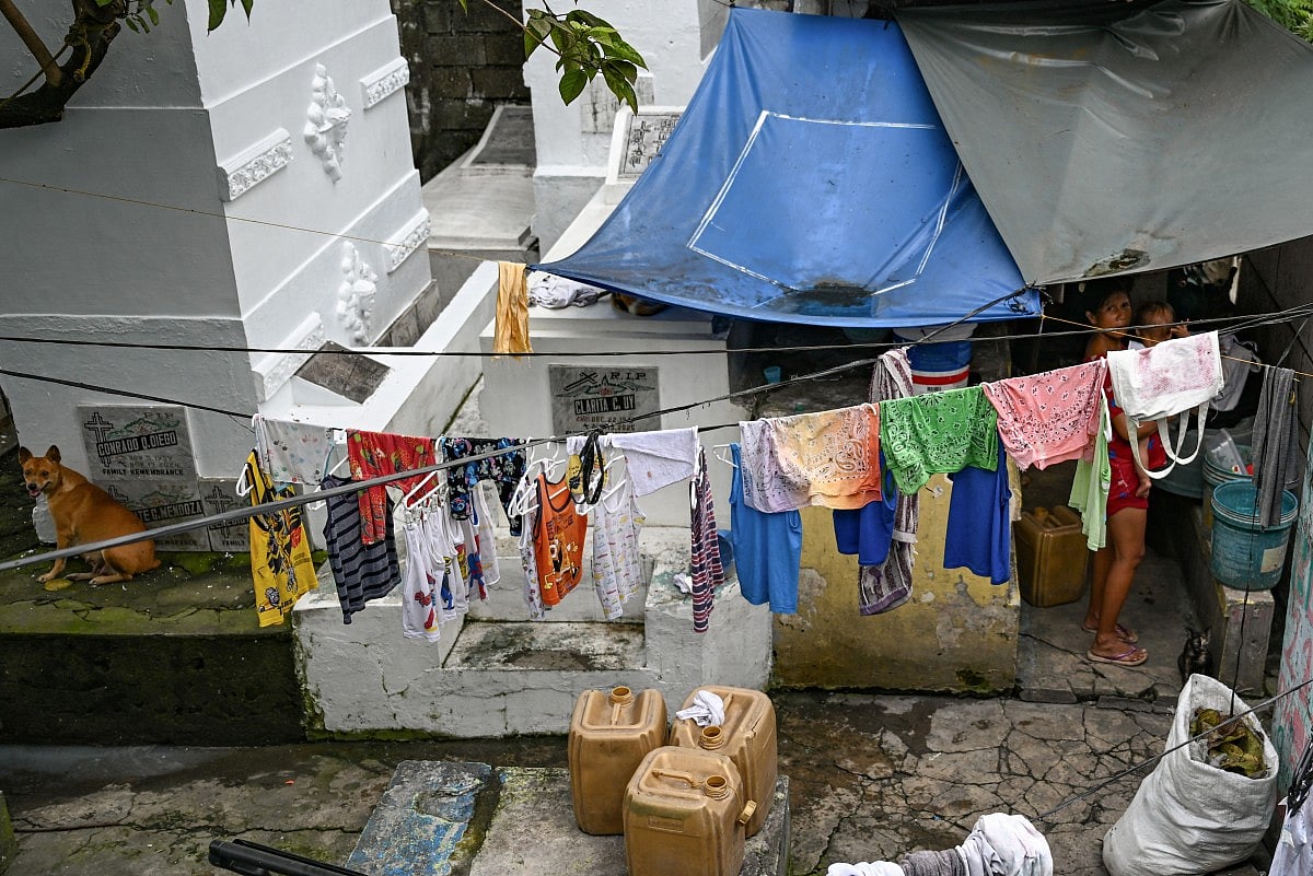 Câu chuyện của 6.000 người sống giữa nghĩa trang: Người chết và người sống cùng Câu chuyện của 6.000 người sống giữa nghĩa trang: Người chết và người sống cùng