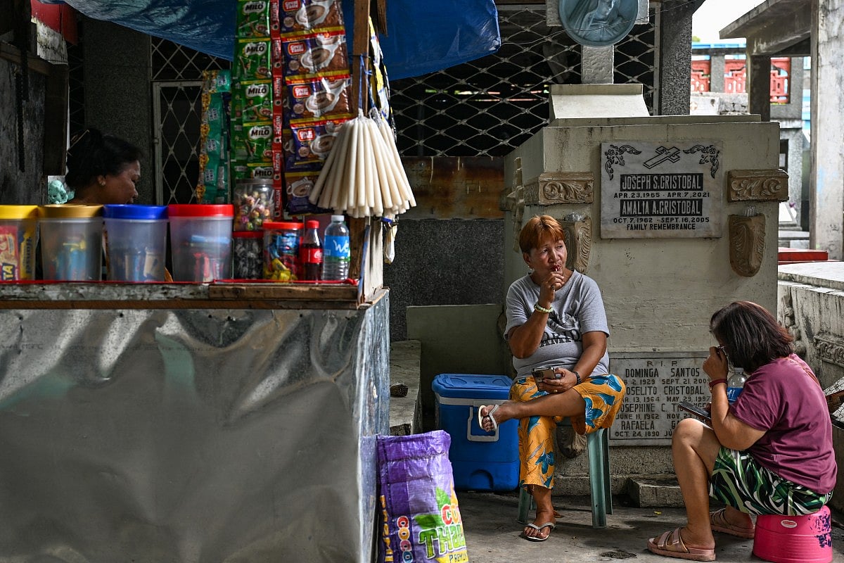 Câu chuyện của 6.000 người sống giữa nghĩa trang: Người chết và người sống cùng Câu chuyện của 6.000 người sống giữa nghĩa trang: Người chết và người sống cùng