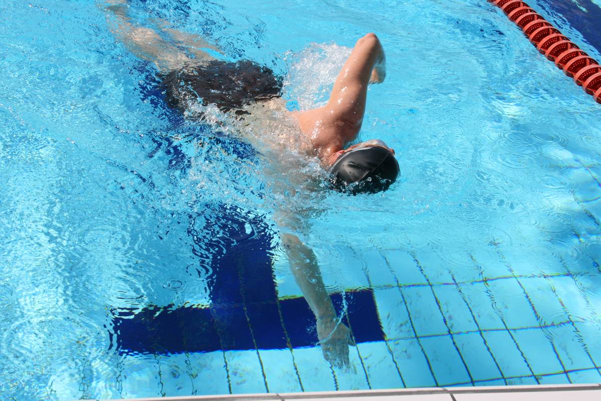 Bé trai 12 tuổi đeo 2 phao vẫn đuối nước tại bể bơi sâu 100cm- Ảnh 1. Bé trai 12 tuổi đeo 2 phao vẫn đuối nước tại bể bơi sâu 100cm- Ảnh 1.