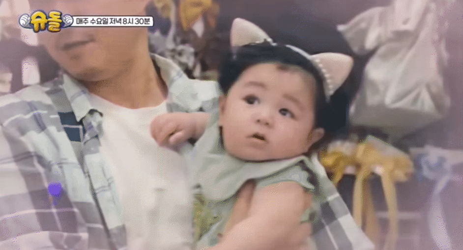 Nhóc tỳ 1 tuổi giàu nhất showbiz lần đầu dự sự kiện, visual mẹ bé gây sốc toàn cõi mạng- Ảnh 10.