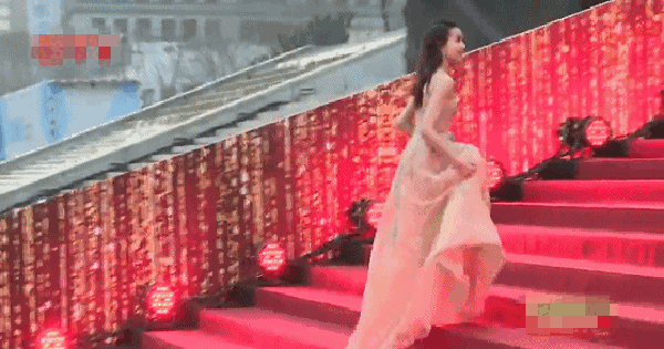 "Bạch nguyệt quang" showbiz không trả nổi học phí 3,7 tỷ đồng hằng năm cho con trai h03 17668281777951628375119 0 0 293 560 crop 17668282168231220571488gifpng