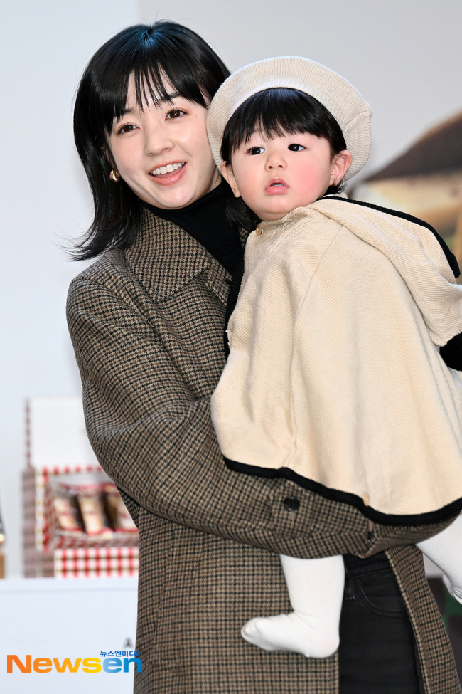 Nhóc tỳ 1 tuổi giàu nhất showbiz lần đầu dự sự kiện, visual mẹ bé gây sốc toàn cõi mạng- Ảnh 2.