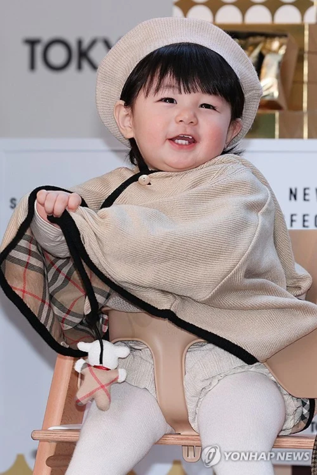 Nhóc tỳ 1 tuổi giàu nhất showbiz lần đầu dự sự kiện, visual mẹ bé gây sốc toàn cõi mạng- Ảnh 5.