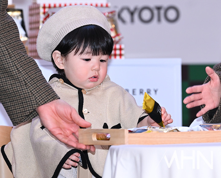 Nhóc tỳ 1 tuổi giàu nhất showbiz lần đầu dự sự kiện, visual mẹ bé gây sốc toàn cõi mạng- Ảnh 4.