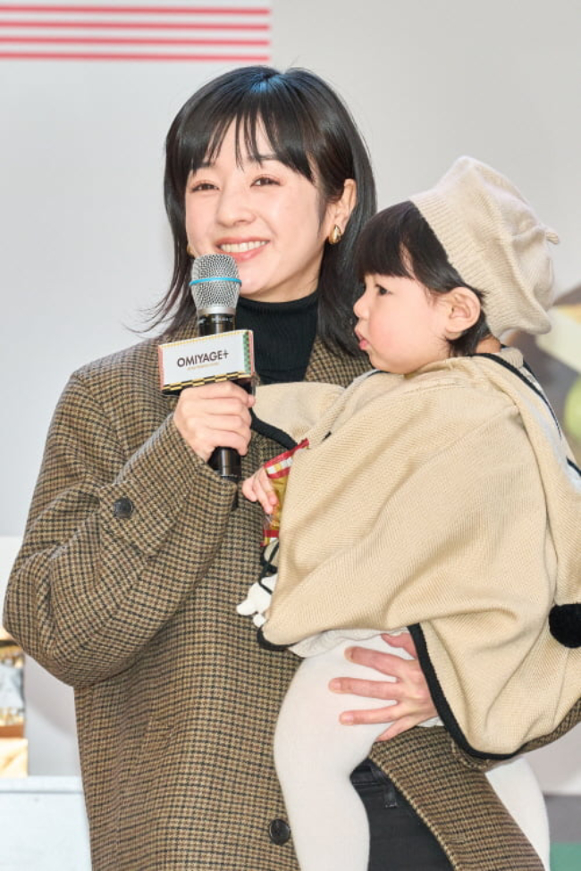 Nhóc tỳ 1 tuổi giàu nhất showbiz lần đầu dự sự kiện, visual mẹ bé gây sốc toàn cõi mạng- Ảnh 6.