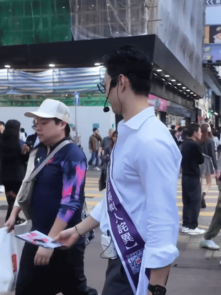 Nam diễn viên đình đám phải đi phát tờ rơi, bẽ bàng bị tất cả mọi người phớt lờ- Ảnh 3.