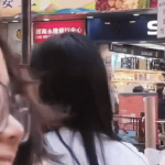 Nam diễn viên đình đám phải đi phát tờ rơi, bẽ bàng bị tất cả mọi người phớt lờ ha4 1766066329861424534426 0 0 299 572 crop 17660663494851962474807gifpng