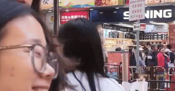 Nam diễn viên đình đám phải đi phát tờ rơi, bẽ bàng bị tất cả mọi người phớt lờ 27 Nam diễn viên đình đám phải đi phát tờ rơi, bẽ bàng bị tất cả mọi người phớt lờ ha4 1766066329861424534426 0 0 299 572 crop 17660663494851962474807gifpng