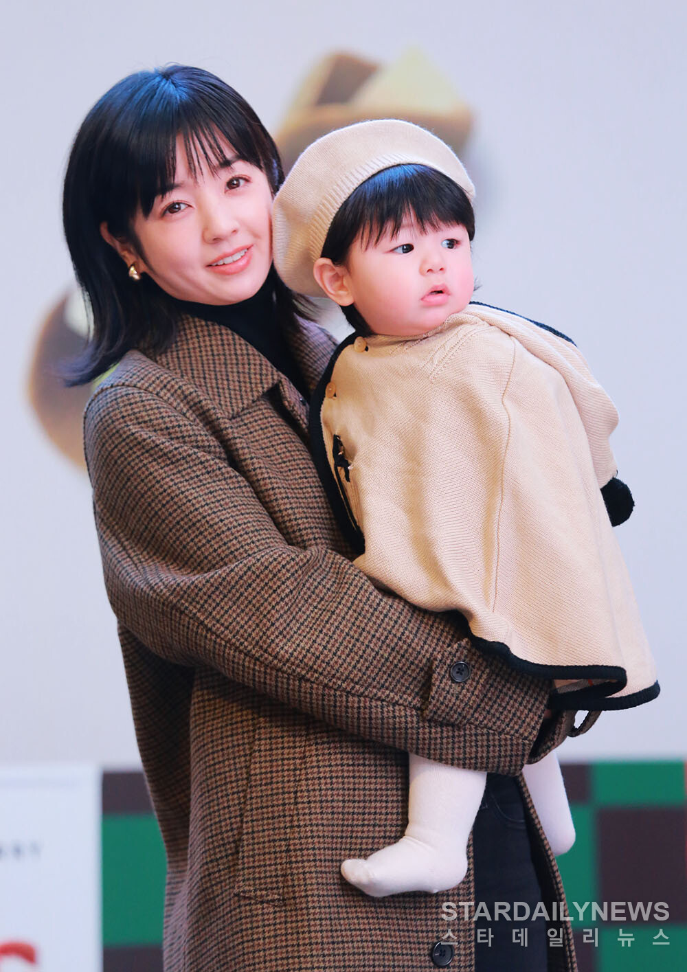 Nhóc tỳ 1 tuổi giàu nhất showbiz lần đầu dự sự kiện, visual mẹ bé gây sốc toàn cõi mạng- Ảnh 3.