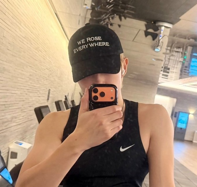 Rosé bị trưởng nhóm BTS công khai