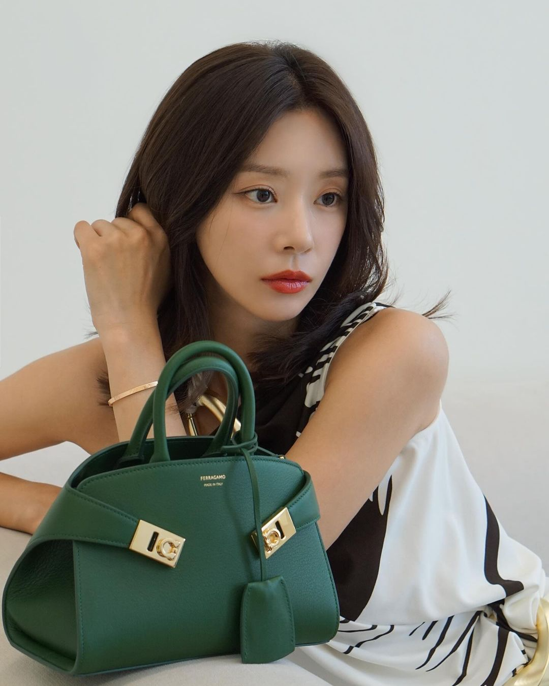 Chưa thấy ai khổ như mỹ nhân này: Bị tòa án triệu tập chỉ vì... 1 bức ảnh!- Ảnh 6.