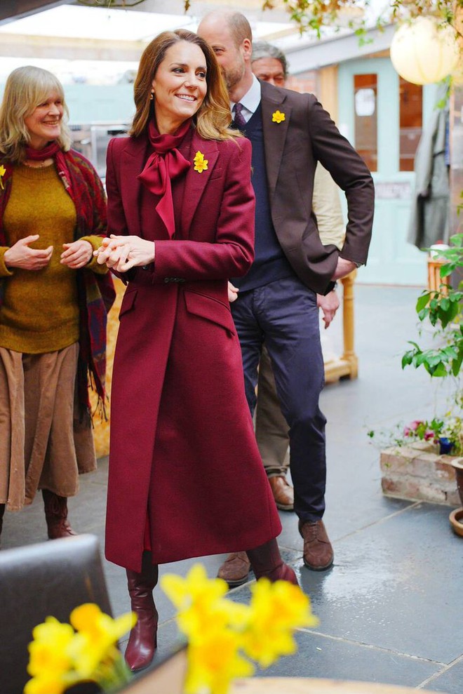 Bất chấp mưa lạnh, Vương phi Kate cùng chồng