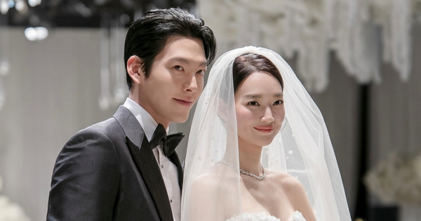 Công bố ảnh HD trong hôn lễ Shin Min Ah - Kim Woo Bin: Tuyệt đối điện ảnh, cô dâu chú rể lập tức được phong thần hd 1766367372289 1766367372551355125683 244 0 872 1200 crop 1766367425051732636439jpg