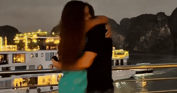 Clip ngọt ngào nhất cuối năm: Hoa hậu gen Z được bạn trai cầu hôn như phim ở Vịnh Hạ Long hh1 1766914284212731349833 0 0 297 567 crop 1766914296188198125423gifpng