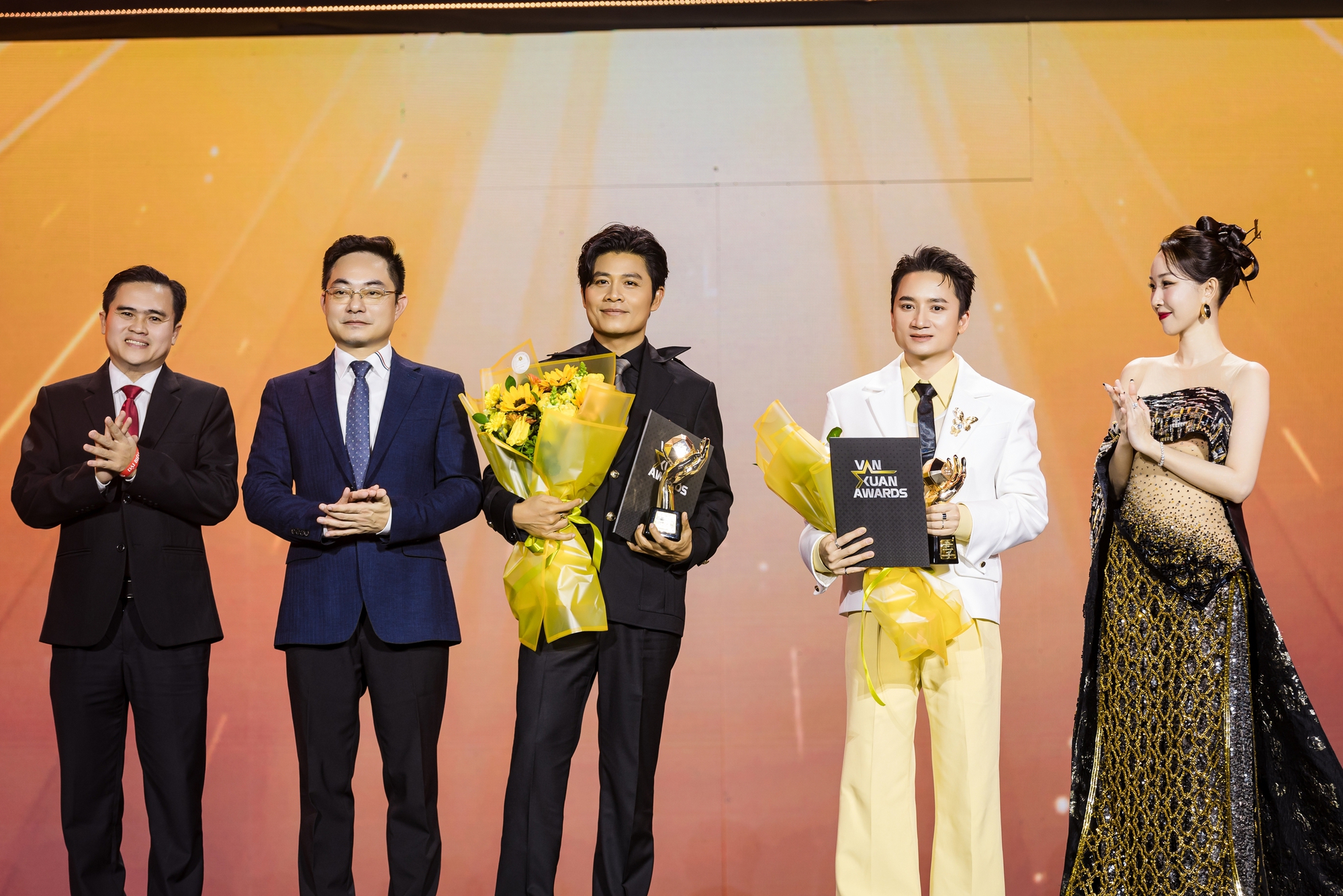 Mỹ Tâm được vinh danh Đại sứ quảng cáo - Thành tựu trọn đời tại Vạn Xuân Awards 2025- Ảnh 1.