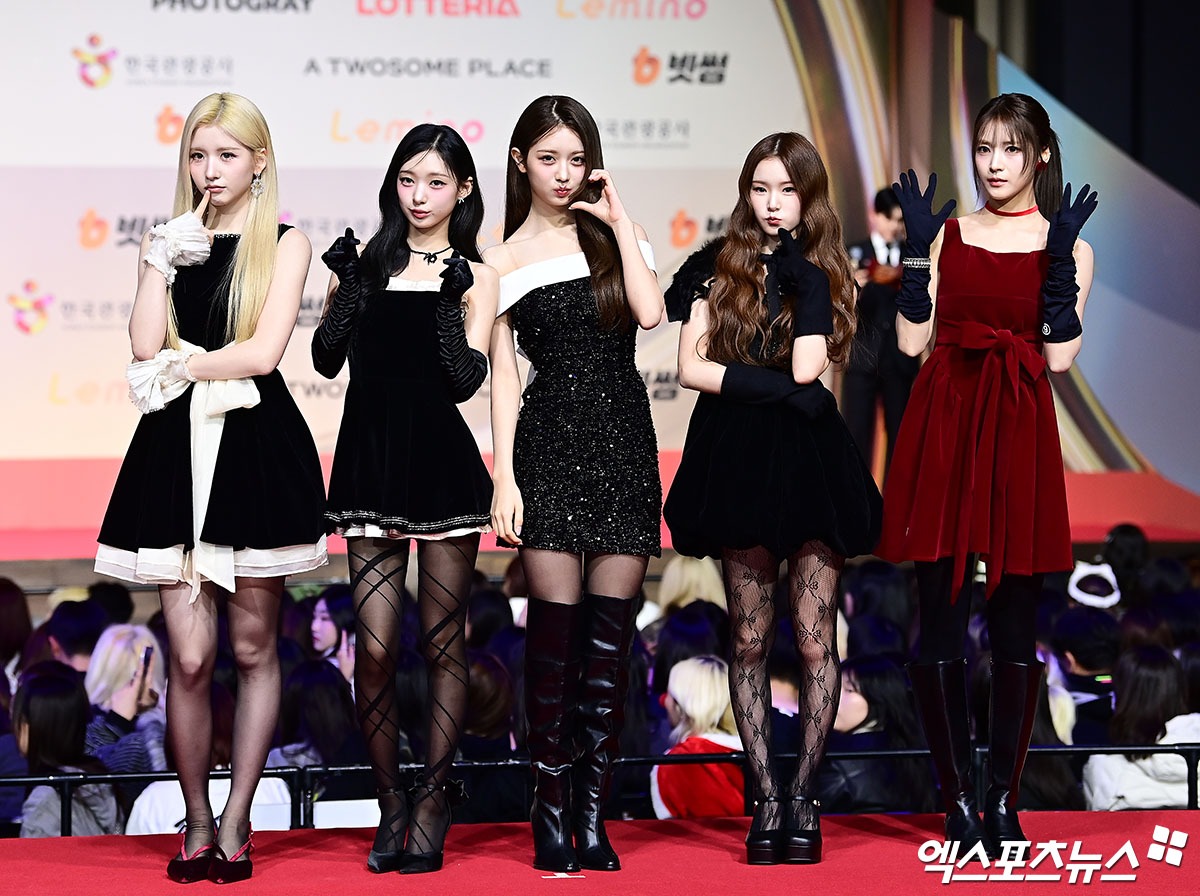 Thảm đỏ hot nhất Giáng sinh 2025: Jang Won Young hóa thiên thần, Winter (aespa) vất vả che dấu ấn tình yêu với Jungkook (BTS)- Ảnh 49.