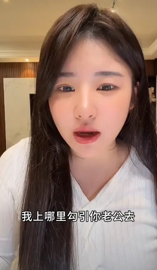 Chưa từng có tiền lệ: Học trò Lisa (BLACKPINK) bị tố làm tiểu tam trên sóng trực tiếp, phải dừng phát sóng ngay lập tức- Ảnh 1.