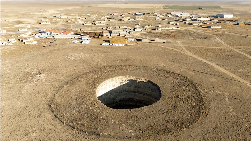 Hàng trăm 'hố tử thần' mọc lên giữa đồng, nông dân hốt hoảng: Giáo sư hé lộ nguyên nhân từ những năm 2000- Ảnh 3.