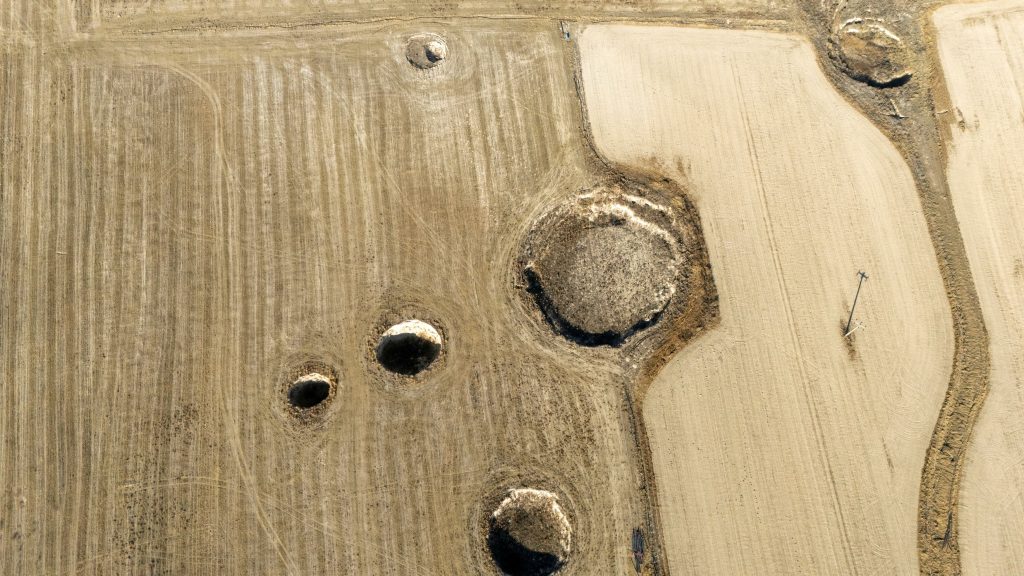 Hàng trăm 'hố tử thần' mọc lên giữa đồng, nông dân hốt hoảng: Giáo sư hé lộ nguyên nhân từ những năm 2000- Ảnh 1.