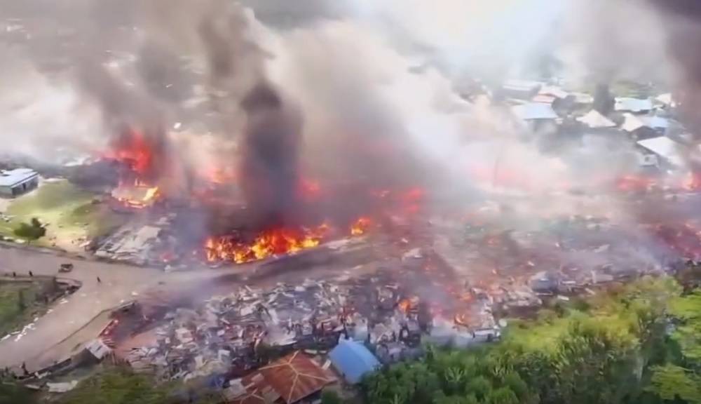 Cháy lớn ở khu dân cư, hàng trăm ngôi nhà bị thiêu rụi- Ảnh 1.