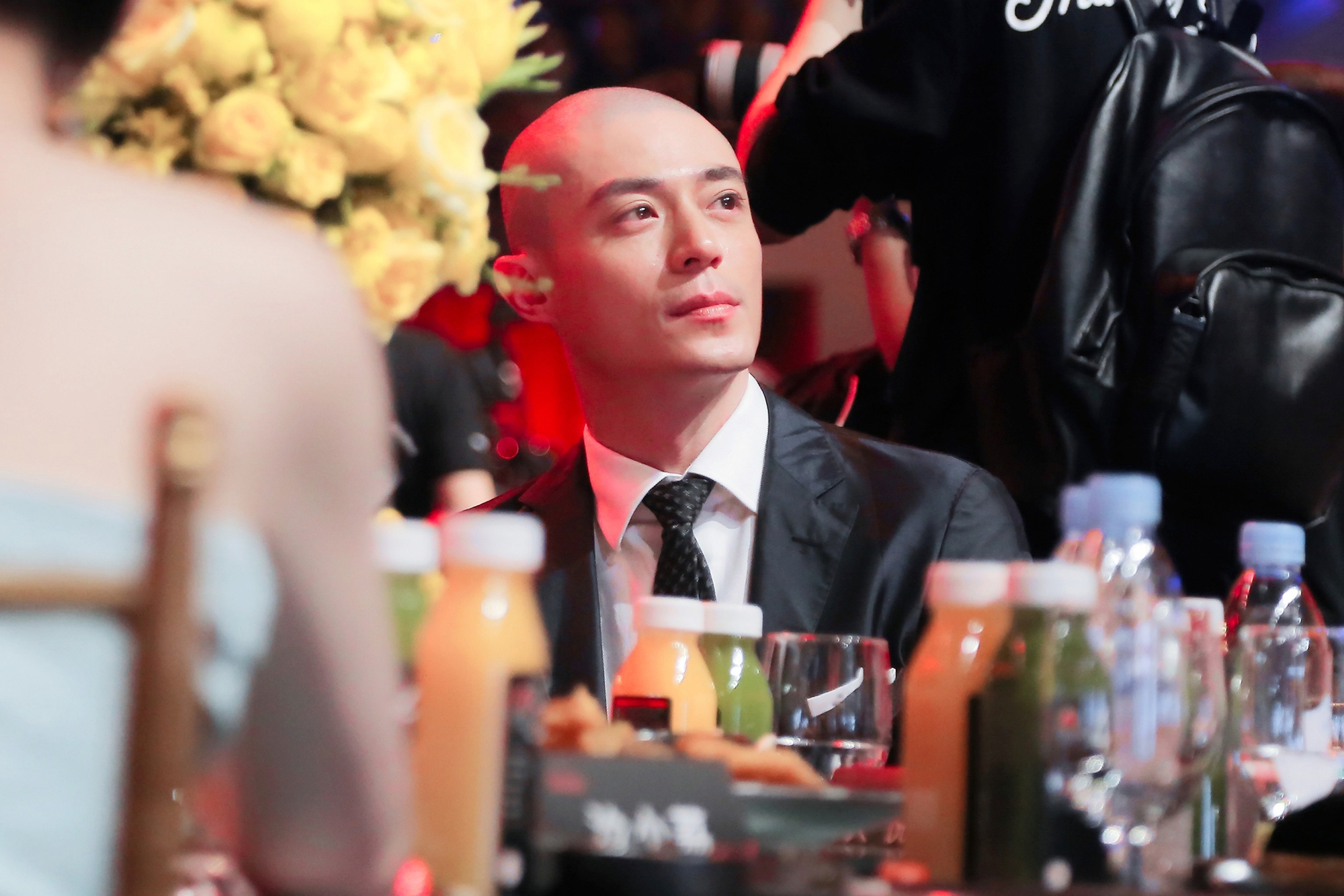 Trên đời có duy nhất 1 người cạo trọc đầu còn đẹp hơn khi có tóc, tất cả là nhờ khuôn mặt thiên tài- Ảnh 10.