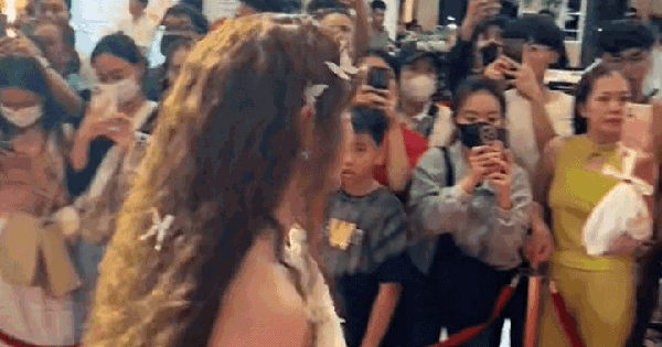 Việt Nam có 1 tuyệt sắc giai nhân không ai muốn đứng cạnh, nhìn mặt là hiểu lý do honeycam 2026 01 07 20 55 04 17677995353061522792884 44 0 422 722 crop 17677995491411143800975gifpng