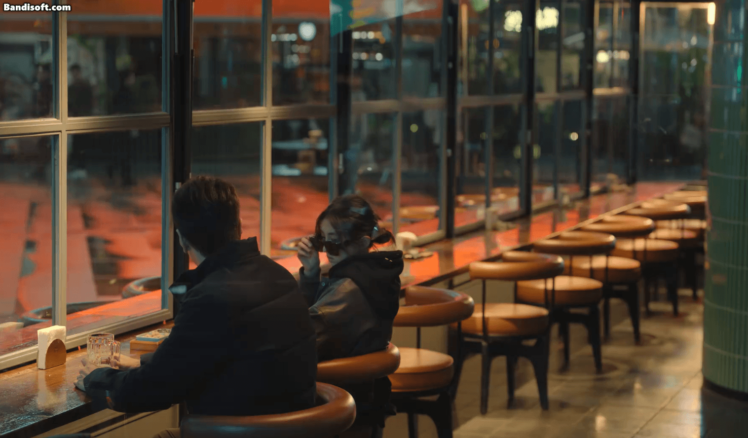 Ai tác hợp cho cặp đôi này đáng bị trừ lương 10 năm: Lệch nhau 17 tuổi quá lạc quẻ, đào đâu cho nổi chemistry- Ảnh 1.