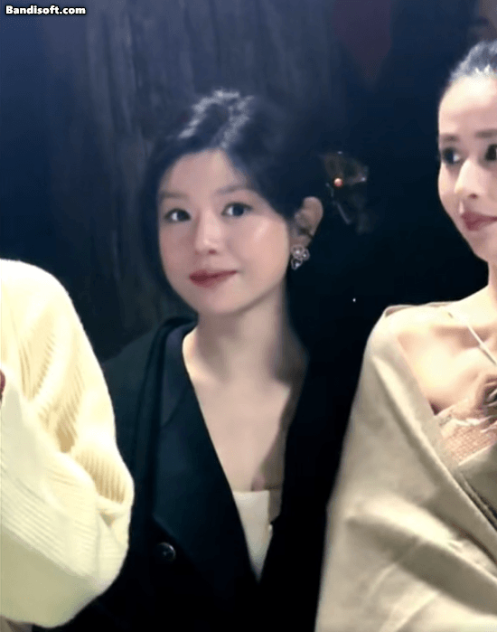 42 tuổi trẻ như thiếu nữ 18, cả showbiz có đúng 1 người: Đôi mắt long lanh cưng muốn xỉu, da đẹp đến phát hờn- Ảnh 2.