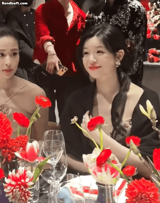 42 tuổi trẻ như thiếu nữ 18, cả showbiz có đúng 1 người: Đôi mắt long lanh cưng muốn xỉu, da đẹp đến phát hờn- Ảnh 3.