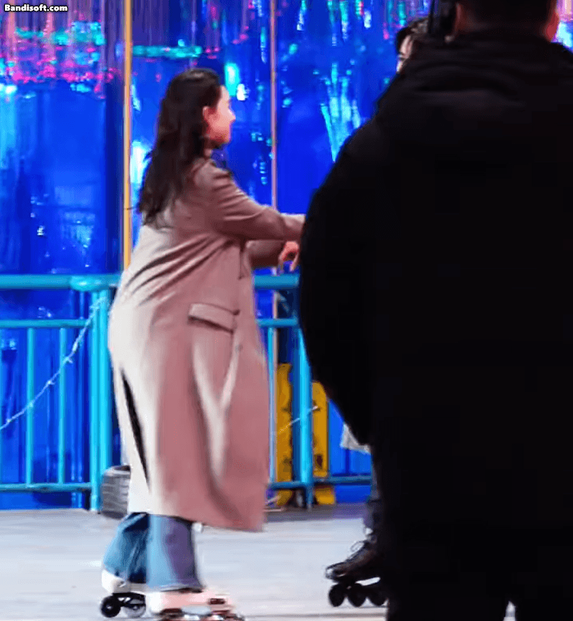 Bắt gặp cặp đôi ngôn tình vô tư thân mật giữa chốn đông người: Nhà gái đẹp phát sáng, nhà trai là đệ nhất tổng tài- Ảnh 1.