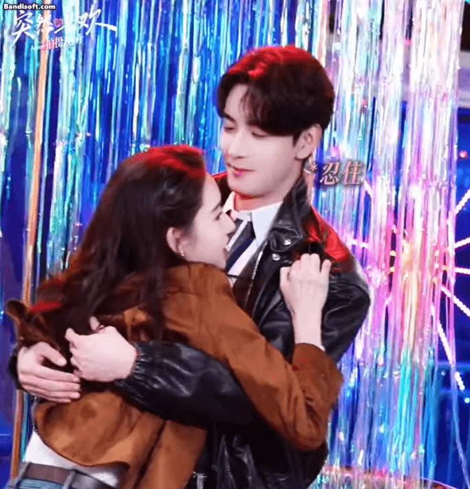 Bắt gặp cặp đôi ngôn tình vô tư thân mật giữa chốn đông người: Nhà gái đẹp phát sáng, nhà trai là đệ nhất tổng tài- Ảnh 2.