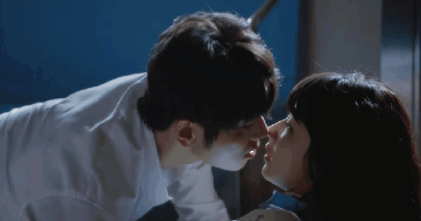 Phim Trung Quốc điên nhất vũ trụ ngôn tình đây rồi: Cặp chính hôn hít phát ngượng, ai xem cũng phải che mặt honeycam 2026 01 24 00 48 58 17692233327291549567436 26 49 468 893 crop 1769223377553190737329gifpng