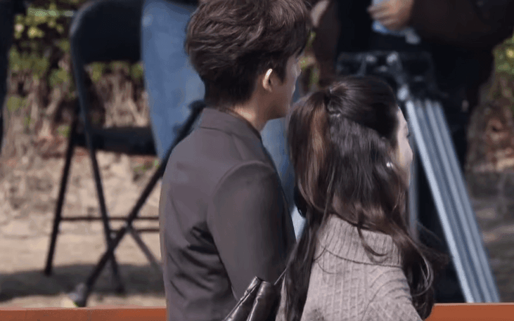 Đầu xuân ngắm cặp trai tài gái sắc dính nhau nửa bước không rời: Visual tầm cỡ vũ trụ, vui hơn cả nhận lì xì