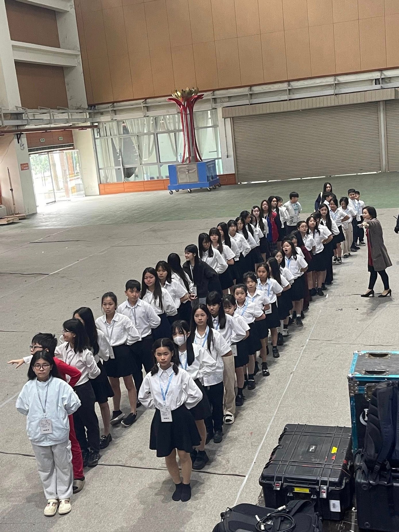 Dàn hợp xướng gồm hơn 50 em học sinh Trường Nguyễn Bỉnh Khiêm tại The Legend Live Concert Về đây bốn cánh chim trời hụt hẫng, sốc khi bị hoãn show. Ảnh: NVCC.