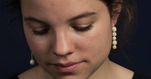 Cô gái chuyên thu mua răng người human ivory lucie majerus 1 113013 1766106071179 1766106071524719499139 0 0 550 880 crop 17661060955521959411990jpg