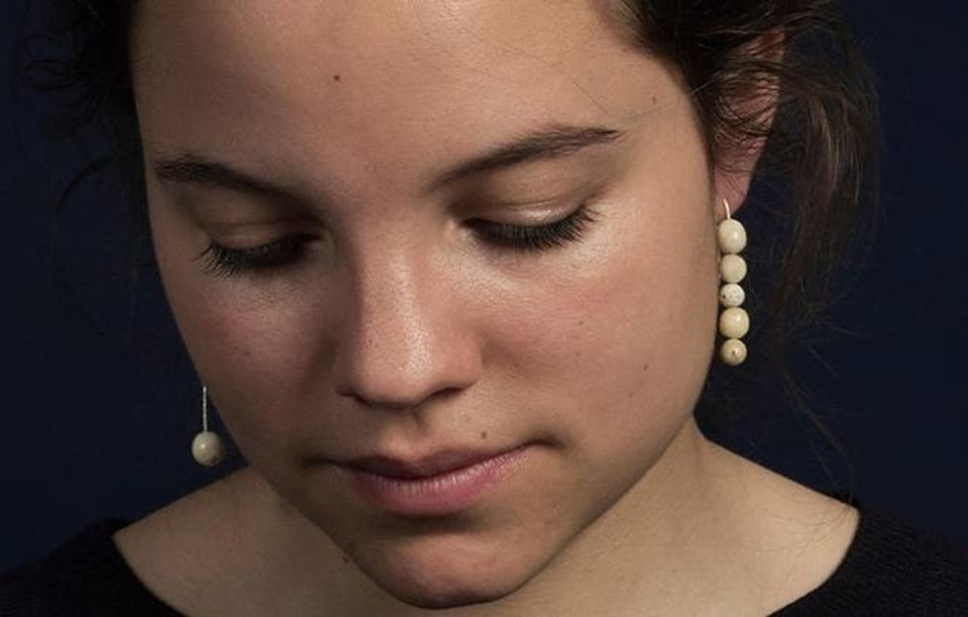 Cô gái chuyên thu mua răng người- Ảnh 1. Cô gái chuyên thu mua răng người- Ảnh 1.