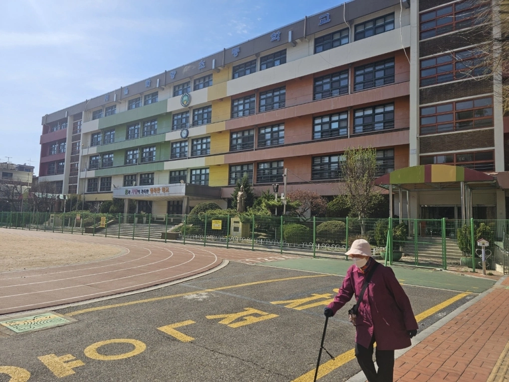 Hơn 4.000 trường học tại Hàn Quốc đóng cửa vì thiếu học sinh- Ảnh 1.