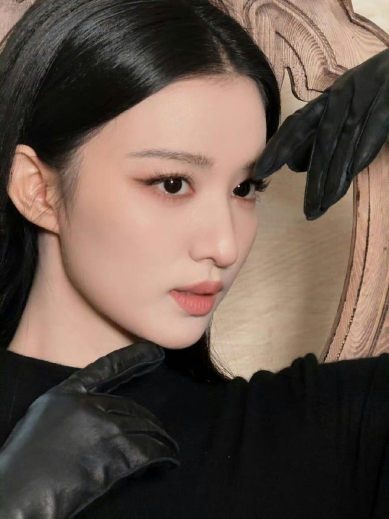 Bí ẩn sau đôi mắt đẹp mơ màng của