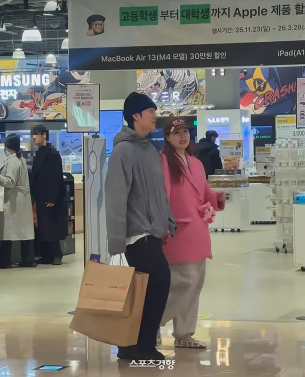 Vợ chồng nữ ca sĩ đình đám hẹn hò mùng 4 Tết, dính ngay tin mang thai- Ảnh 2.