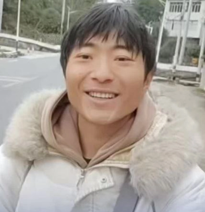 Đi xin việc nhưng bị lừa hết tiền, nam thanh niên đi bộ 1.400km về quê ăn tết, ngày ăn 1 bữa cầm cự- Ảnh 1.