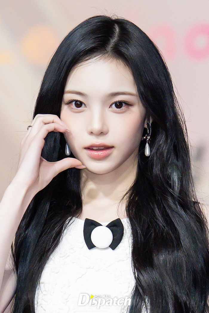 Thảm đỏ hot nhất Giáng sinh 2025: Jang Won Young hóa thiên thần, Winter (aespa) vất vả che dấu ấn tình yêu với Jungkook (BTS)- Ảnh 45.