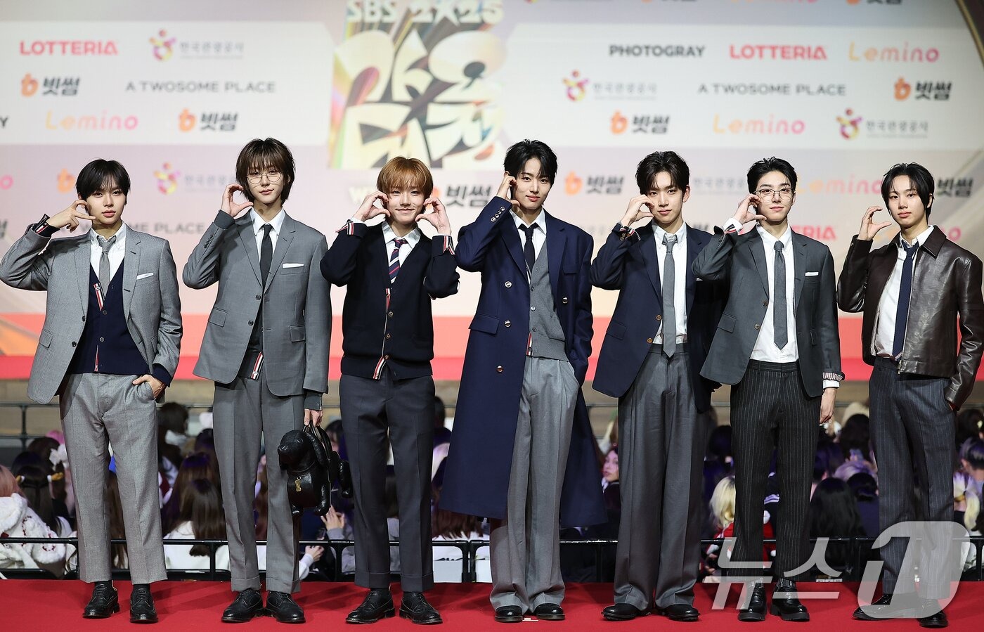 Thảm đỏ hot nhất Giáng sinh 2025: Jang Won Young hóa thiên thần, Winter (aespa) vất vả che dấu ấn tình yêu với Jungkook (BTS)- Ảnh 57.