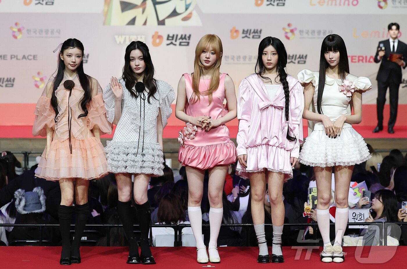 Thảm đỏ hot nhất Giáng sinh 2025: Jang Won Young hóa thiên thần, Winter (aespa) vất vả che dấu ấn tình yêu với Jungkook (BTS)- Ảnh 40.