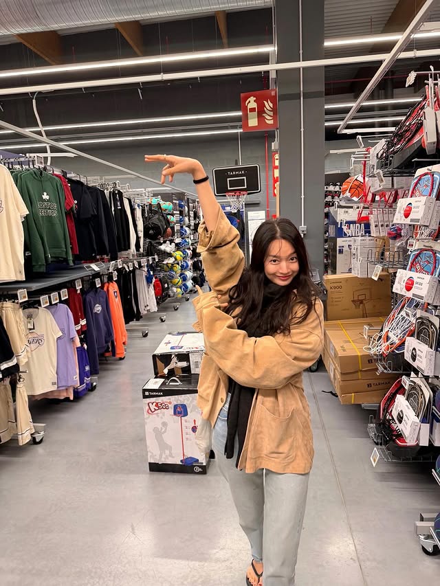 Kim Woo Bin làm “phó nháy” xịn thế này, bảo sao Shin Min Ah mê tít!- Ảnh 1.