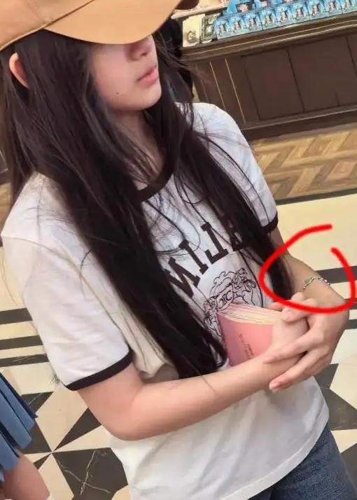 Đau lòng cho con gái Từ Hy Viên: Ủ rũ sống bên cha và mẹ kế, đám tang đám giỗ của mẹ không được dự- Ảnh 7. Đau lòng cho con gái Từ Hy Viên: Ủ rũ sống bên cha và mẹ kế, đám tang đám giỗ của mẹ không được dự- Ảnh 7.